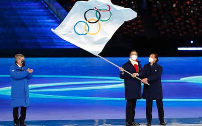 Olimpiadi, il presidente del Cio consegna la bandiera a Milano-Cortina