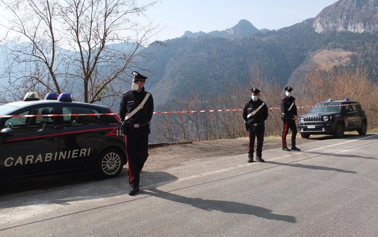 I carabinieri nei pressi del dirupo dov'è stato ritrovato il cadavere della donna