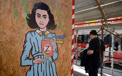Guerra in Ucraina, in opera street art Anna Frank brucia simbolo Z