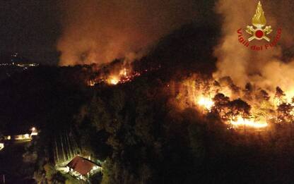 Incendio ad Angera, fiamme sul monte San Quirico: famiglie evacuate