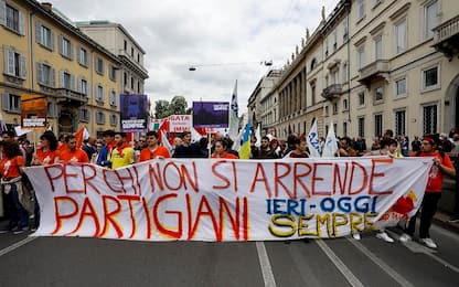 25 aprile, manifestazione a Milano. Anpi: "Presenti 70mila persone"