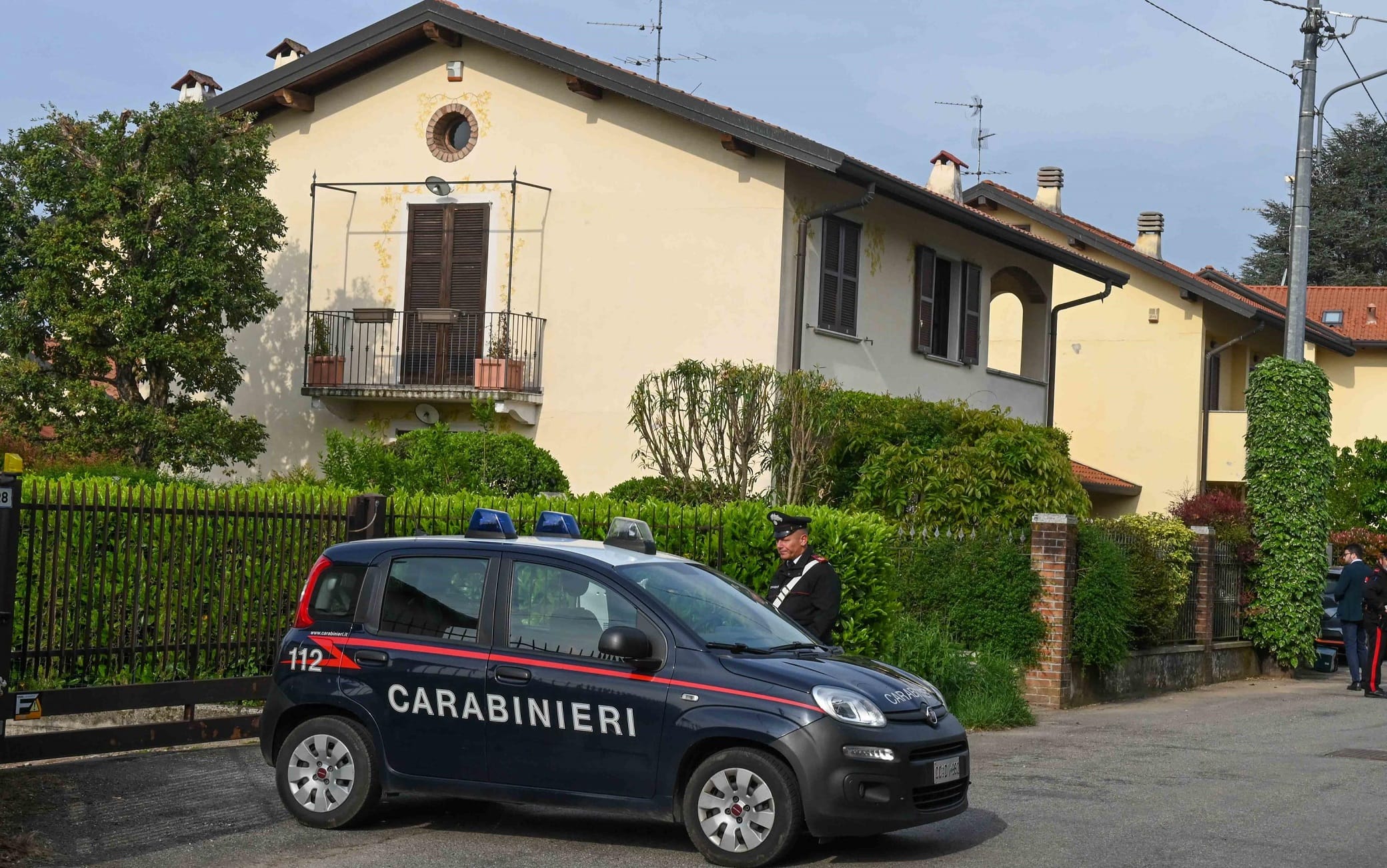 Carabinieri all'esterno dell'abitazione in Via Torino