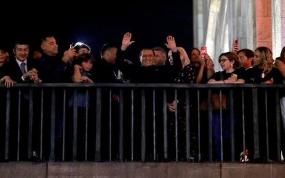 Festa scudetto Milan, Berlusconi salta con i tifosi in piazza Duomo