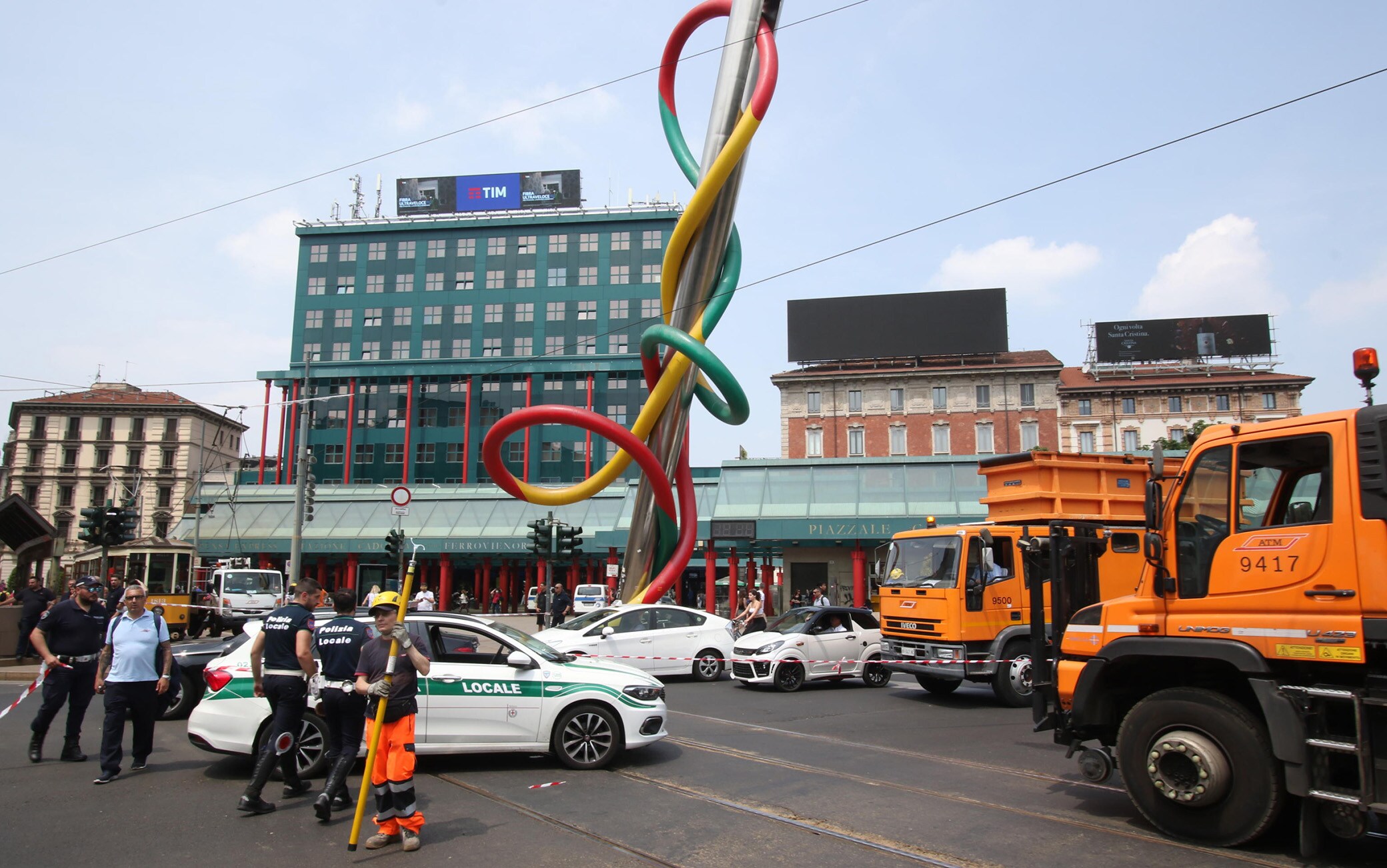 Traffico impazzito e linee deviate dopo che un camion che trasportava una gru ha accidentalmente danneggiato la linea aerea per l'alimentazione dei tram in piazza Cadorna, in centro, a Milano, 27 maggio 2022.
ANSA/ PAOLO SALMOIRAGO