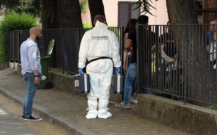 I Carabinieri sul luogo dove una donna di 84 anni è stata trovata morta, a Melzo (Milano), 26 maggio 2022. Il corpo, che era in avanzato stato di decomposizione, giaceva dentro una vasca da bagno.   ANSA / Andrea Canali