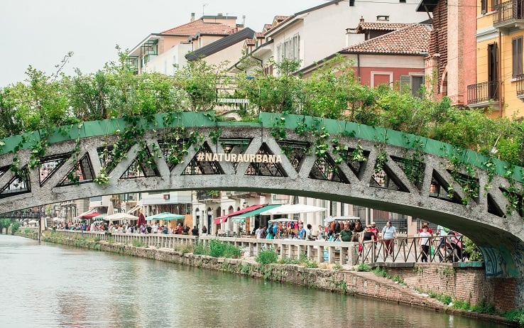 L'installazione green sul Ponte Alda Merini lungo il Naviglio Grande a Milano