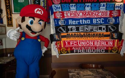 Super Mario si dà al calcio e fa visita al pub dei tifosi di Milano
