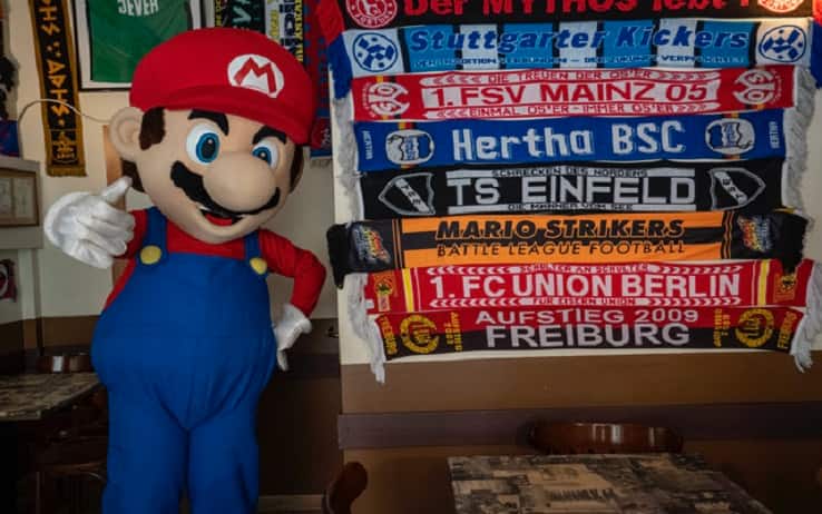 Super Mario insieme alle sciarpe nel pub a Milano