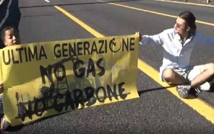 La protesta di "Ultima Generazione" lungo la tangenziale est di Milano