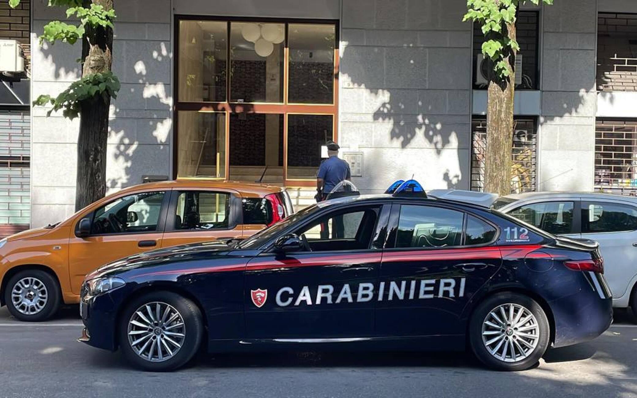 Un ragazzo di 19 anni ha ucciso il padre, 57 anni, con cui viveva a Sesto San Giovanni alle porte di Milano, 12 giugno 2022. Sul posto stanno intervenendo i carabinieri del SIS e il medico legale. A chiamare il 112 è stato lo stesso ragazzo.
ANSA/CARABINIERI