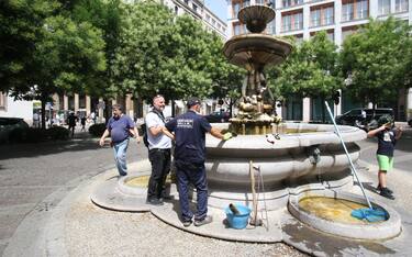 Tecnici del Comune di Milano hanno cominciato a chiudere le principali fontane cittadine di Piazza San Babila, Piazza Fontana, Piazzale Cadorna e a svuotare le vasche, Milano 27 giugno 2022,  ANSA / PAOLO SALMOIRAGO