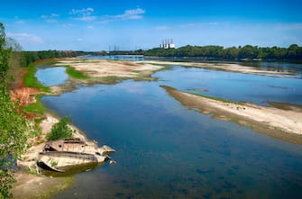 Il letto del fiume Po in secca nei pressi di Pieve Porto Morone, in provincia di Pavia, 01 luglio 2022.
ANSA/ PIER PAOLO FERRERI