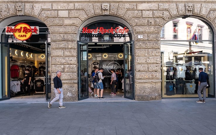 L'ingresso dell'Hard Rock Cafè in via Dante a Milano