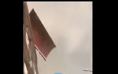 Violenta tromba d'aria a Cremona, il tetto di una casa cade sopra auto