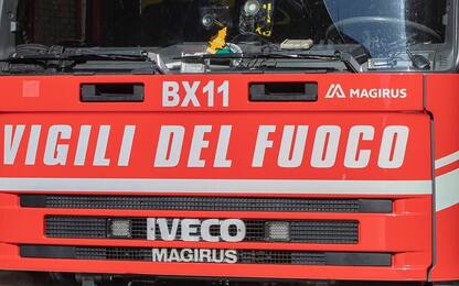 Incendio a Napoli, a fuoco un'auto: danneggiate altre due vetture