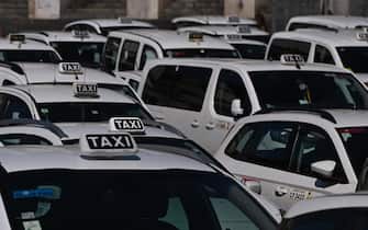 Piazza Plebiscito a Napoli occupata da circa 500 taxi, 12 luglio 2022. Tornano così a protestare i tassisti. La categoria è in agitazione già da alcune settimane.   ANSA / Ciro Fusco