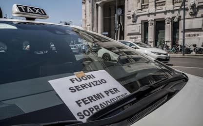 Sciopero taxi a Milano, presidio in piazza Duca d'Aosta