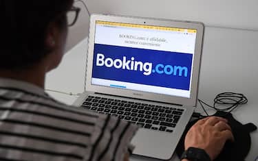 Una persona al computer naviga sul sito di Booking.com, Roma, 10 giugno 2021.
ANSA/ALESSANDRO DI MEO