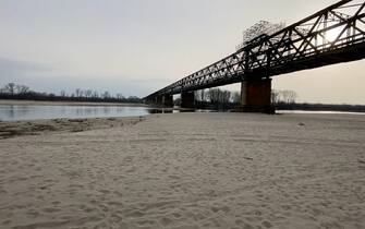 Una veduta del Po in secca al ponte della Becca, in una immagine diffusa il 17 giugno 2022. Dalla Lombardia alla Sicilia, dal Piemonte al Molise, dal Veneto al Lazio, dalla Toscana alla Puglia la siccità stringe in una morsa i campi e i raccolti del 2022. La grande sete assedia città e campagne, con autobotti e razionamenti in case, orti e giardini, il Po in secca come mai negli ultimi 70 anni, i laghi svuotati e le campagne arse dove i danni provocati fino a ora ammontano a 2 miliardi di euro. E' il bilancio stilato dalla Coldiretti che ha disegnato la prima mappa della sete da Nord a Sud, con il taglio dei raccolti. ANSA/COLDIRETTI ++HO - NO SALES EDITORIAL USE ONLY++