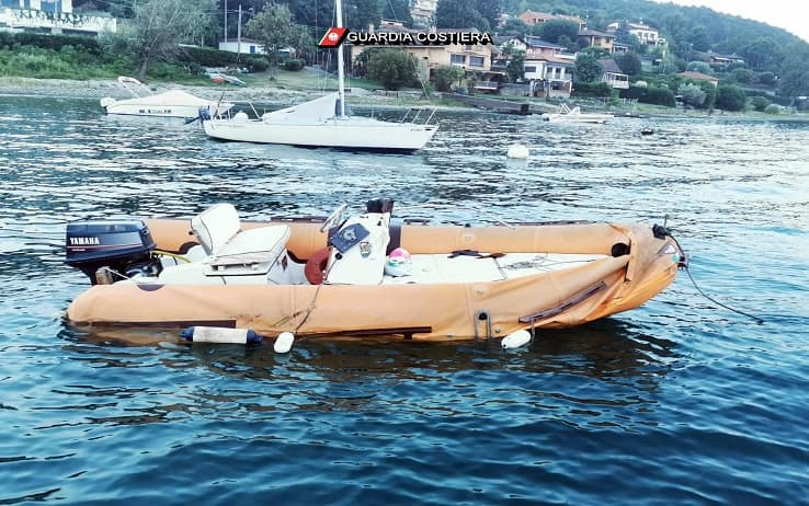 Un motoscafo con a bordo sette persone si è scontrato con un gommone su cui c'erano altre due persone, sul lago Maggiore, all'altezza del Comune di Ranco (Varese), 28 agosto 2022. ANSA/ UFFICIO STAMPA ++ HO - NO SALES EDITORIAL USE ONLY++