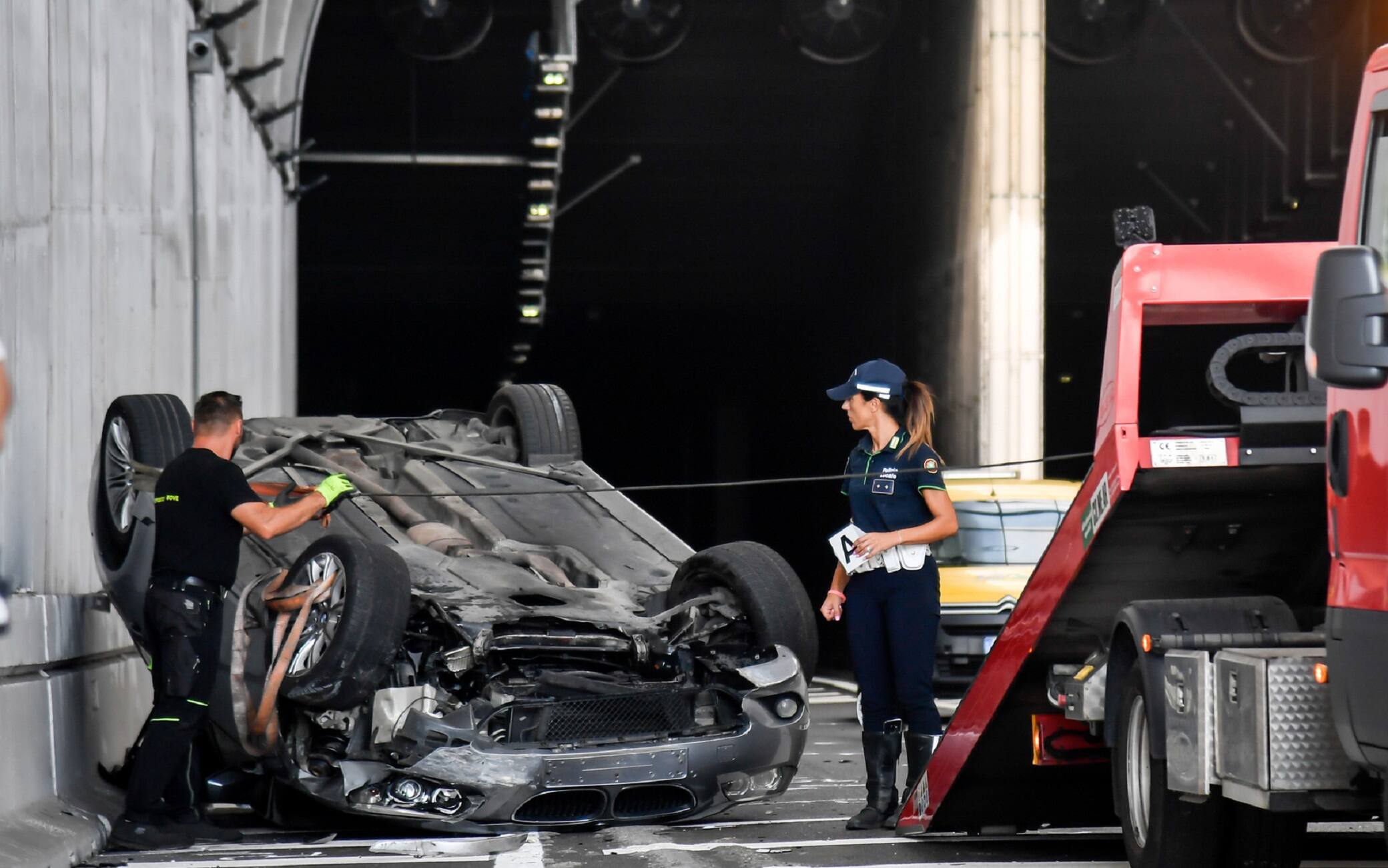 L'auto ribaltata durante un inseguimento a Milano
