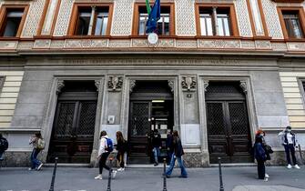 Liceo Classico Manzoni occupato, l'uscita degli studenti dall'istituto in via Orazio a Milano, 10 maggio 2021.ANSA/Mourad Balti Touati