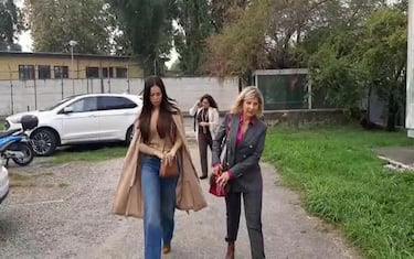 Un fermo immagine tratto dal video che mostra  Karima El Mahroug che si presenta in aula per ascoltare la sua difesa a Milano, 5 ottobre  2022.
ANSA/Igor Greganti