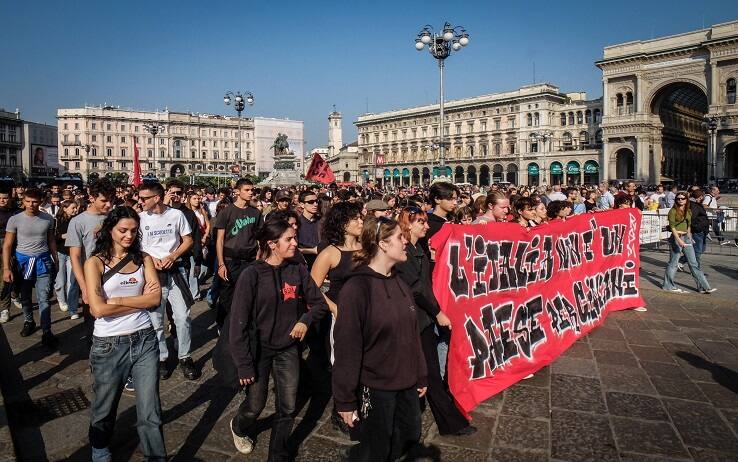 Un momento del corteo studentesco contro alternanza scuola/lavoro e contro il nuovo governo in piazza Duomo, Milano 7 Ottobre 2020ANSA/MATTEO CORNER