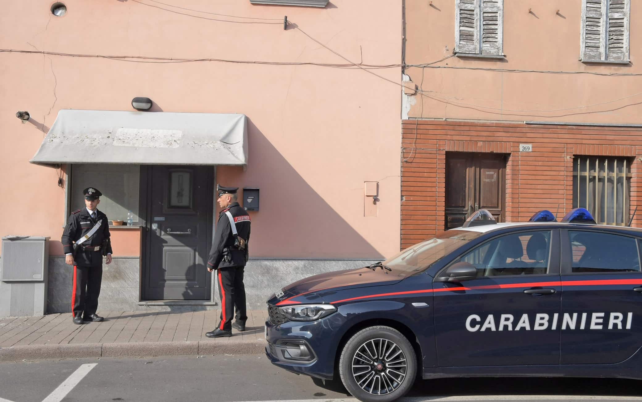 chignolo po ( pavia )  - tentato omicidio, accoltellamento in via 25 aprile, carabinieri sul luogo del delitto - foto torres 