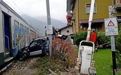 Villa di Tirano, treno travolge auto bloccata sui binari: un ferito