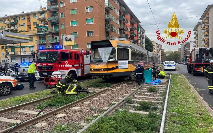 I vigili del fuoco intervenuti in via Tito Livio dove un ragazzo di 14 anni è morto investito da un tram, Milano, 8 novembre 2022. ANSA/ VIGILI DEL FUOCO ++HO - NO SALES EDITORIAL USE ONLY++