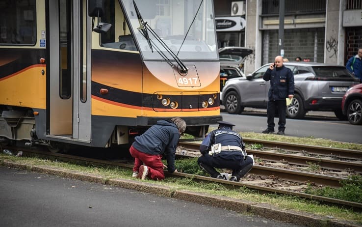 Il punto in via Tito Livio dove un ragazzo di 14 anni è morto investito da un tram, Milano, 8 novembre 2022. ANSA/MATTEO CORNER