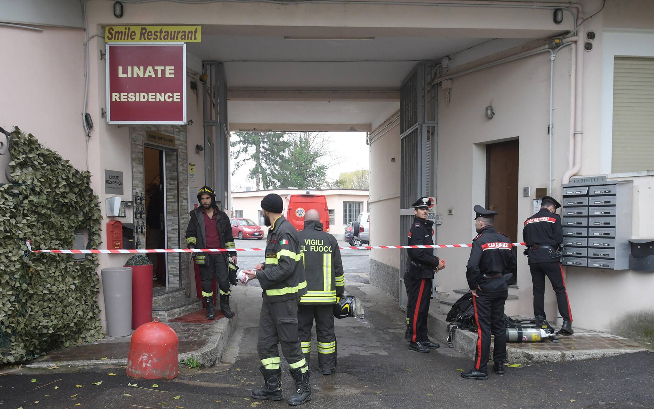 Carabinieri e Vigili del Fuoco raggiungono il luogo dove un ragazzo di 21 anni è morto a seguito di intossicazione da monossido di carbonio mentre si trovava all'interno di un residence a Segrate (Milano), a poca distanza dall'aeroporto di Linate. Un altro 24enne è stato invece trasportato in gravi condizioni in ospedale, 9 Novembre 2022. ANSA/ANDREA CANALI
