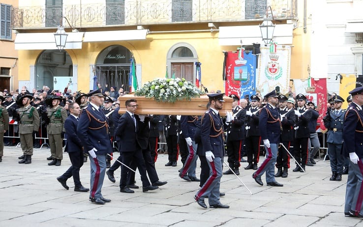 L arrivo del feretro di Roberto Maroni   nella basilica di San Vittore a Varese per il funerale di Stato dell ex ministro. Varese 25 Novembre 2022
ANSA / MATTEO BAZZI

