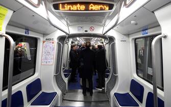 Un treno della nuova linea M4 della metropolitana milanese in partenza dal capolinea di Linate nel giorno dell inaugurazione.  Milano, 26 Novembre 2022.
ANSA / MATTEO BAZZI

