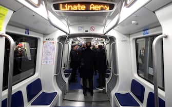 Un treno della nuova linea M4 della metropolitana milanese in partenza dal capolinea di Linate nel giorno dell inaugurazione.  Milano, 26 Novembre 2022.
ANSA / MATTEO BAZZI

