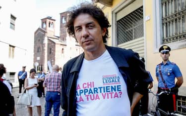 L'esponente dei Radicali Marco Cappato si autodenuncia per aiuto al suicidio presso la stazione dei Carabinieri in via Fosse Ardeatine a Milano, 3 agosto 2022.ANSA/MOURAD BALTI TOUATI