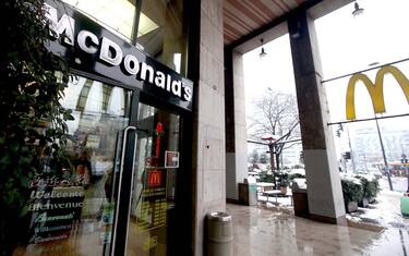 Il Mc Donald's in piazza luigi di Savoia a Milano, 14 dicembre 2012. ANSA/STEFANO PORTA