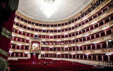 Una veduta della Scala dove è stata allestita la scenografia  realizzata  Margherita Palli per la messa in scena del Rigoletto con al regia di Mario Martone. Milano 14 Giugno 2002. ANSA / MATTEO BAZZI 
