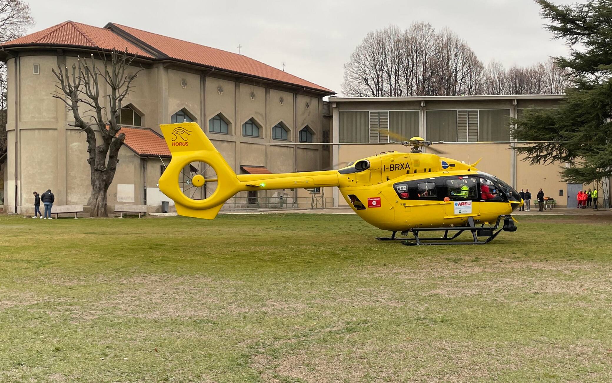 Un dodicenne è stato trasportato in ospedale in gravi condizioni dopo essere caduto da un'altezza di 4 metri a scuola stamani a Saronno, nel Varesotto, 13 dicembre 2022. ANSA/AGENZIA BLITZ VARESE