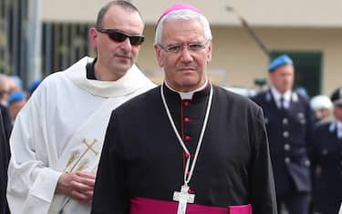 Il vescovo di Bergamo, monsignor Francesco Beschi, accoglie l'urna con le spoglie  di Papa Giovanni XXIII nel carcere di Bergamo, 24 maggio 2018.
ANSA/Gianpaolo Magni
