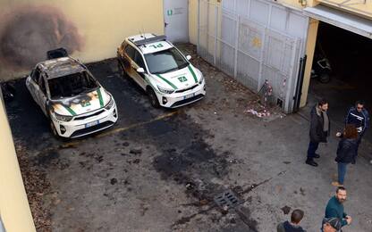 Milano, due molotov contro auto della Polizia locale in viale Tibaldi