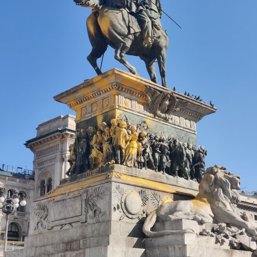 Monumento equestre di Vittorio Emanuele II in piazza Duomo