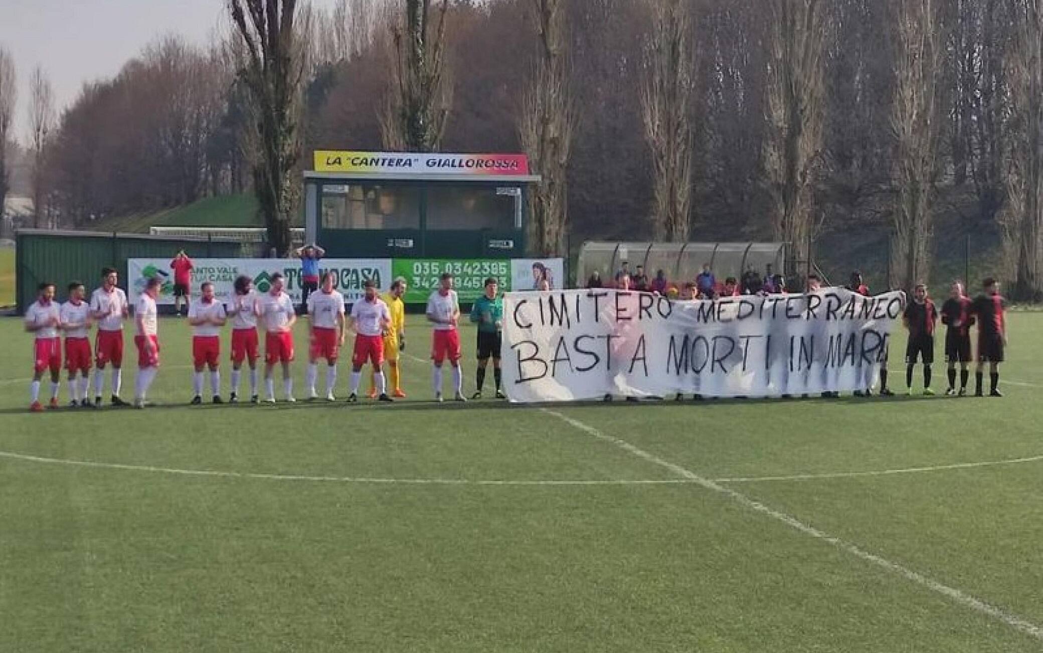 Lo striscione esposto dall'Athletic Brighela Domenica 5 marzo 2023, ad avvio partita, i giocatori dell'Atlethic Brighela si schierano a centrocampo con l'arbitro e gli avversari padroni di casa, il River Negrone, in una partita del Girone B e mostrano uno striscione recante la scritta 'Cimitero Mediterraneo, basta morti in mare'. Il 10 marzo 2023 la squadra viene multata per aver esposto lo striscione in campo, Bergamo 10 marzo 2023. +++ FACEBOOK/ASD ATHLETIC BRIGHELA +++ ATTENZIONE LA FOTO NON PUO' ESSERE RIPRODOTTA SENZA L'AUTORIZZAZIONE DELLA FONTE CUI SI RINVIA +++ NPK +++