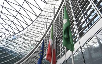 Le bandiere a mezz'asta davanti a Palazzo Lombardia in segno di lutto per la morte di Bruno Gulotta, vittima lombarda dell'attentato a Barcellona, Milano, 18 agosto 2017. Il presidente della Regione Lombardia Roberto Maroni ha disposto che, oltre che a Palazzo Lombardia, anche in tutte le sedi della Regione nei capoluoghi di provincia lombardi le bandiere siano a mezz'asta. ANSA/ LOMBARDIA NOTIZIE +++ ANSA PROVIDES ACCESS TO THIS HANDOUT PHOTO TO BE USED SOLELY TO ILLUSTRATE NEWS REPORTING OR COMMENTARY ON THE FACTS OR EVENTS DEPICTED IN THIS IMAGE; NO ARCHIVING; NO LICENSING +++