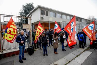Protesta organizzata dai sindacati contro la commemorazione di Sergio Ramelli all'Itis Molinari a Milano, 13 marzo 2023.ANSA/MOURAD BALTI TOUATI