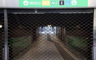 La stazione Centrale della metropolitana di Milano  chiusa a causa dello sciopero indetto da alcune sigle sindacali, Milano, 17 febbraio 2023.
ANSA / MATTEO BAZZI