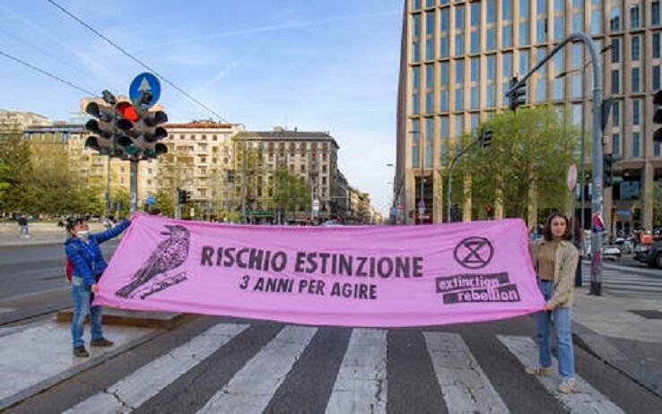 Flash mob "Non si fattura su un pianeta morto" contro il cambiamento climatico di Animal Extintion Rebellion in piazza Duca D'Aosta a Milano, 12 aprile 2022.
ANSA/ANDREA FASANI
