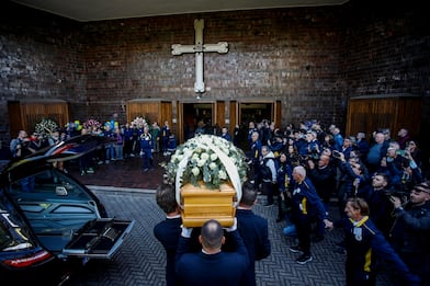Julia Ituma, oggi a Milano i funerali: folla fuori dalla chiesa. FOTO