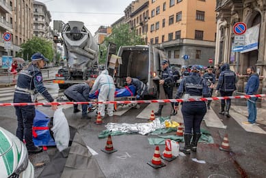 Milano, ciclista uccisa da una betoniera in corso di Porta Vittoria